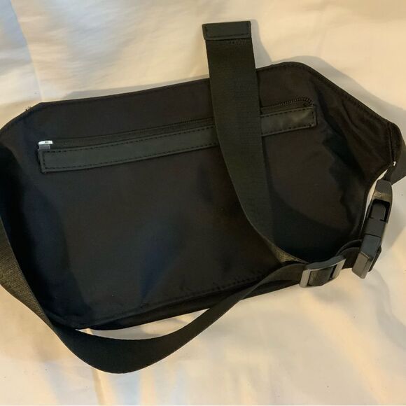 KENNETH COLE Waist Bag REACTION Fanny Pack Purse Seatbelt Strap Black EUC! - Picture 5 of 8